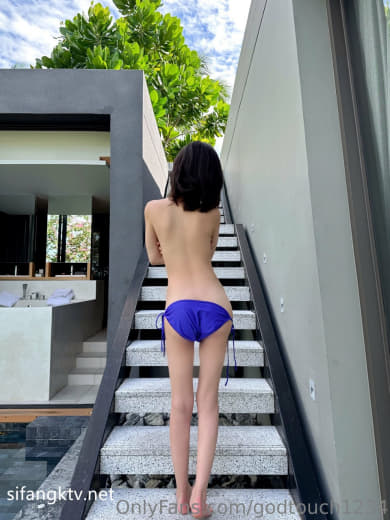 【2023_03_27】Don't_wear_a_bikini,_walk_in_your_underwear_in_the_swimming.m4v